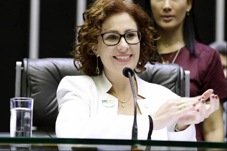 Carla Zambelli (PL) integra o grupo de apoiadores do ex-presidente Jair Bolsonaro (PL)