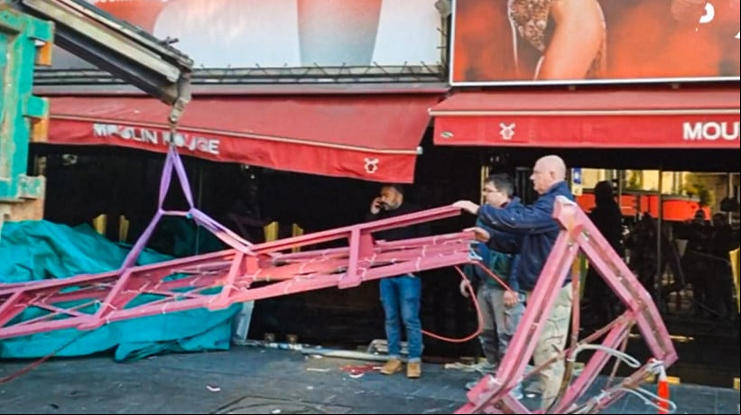 Equipes retiram as pás do moinho do Moulin Rouge, famoso cabaré parisiense 