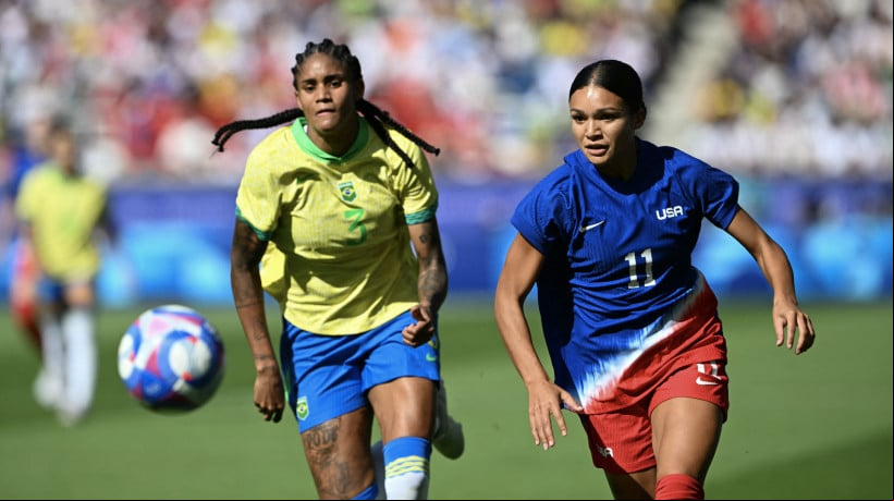 Tarciane e Sophia Smith disputam lance no jogo Brasil x EUA pela final do futebol feminino das Olimpíadas de Paris 