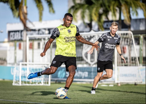 Marllon, zagueiro do Ceará, durante treino no CT de Porangabuçu