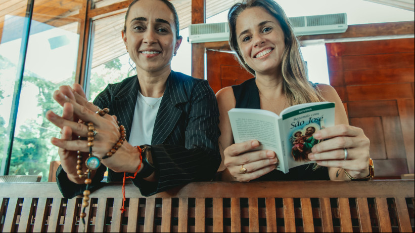 Fortaleza, CE, BR 17.03.25 Luciana Nogueira, (de casaco azul) e sua amiga Marcela Veloso, é devota de São José e, há 2 anos, mobiliza um grupo de amigos para realizar uma novena em celebração à data (FCO FONTENELE/O POVO)