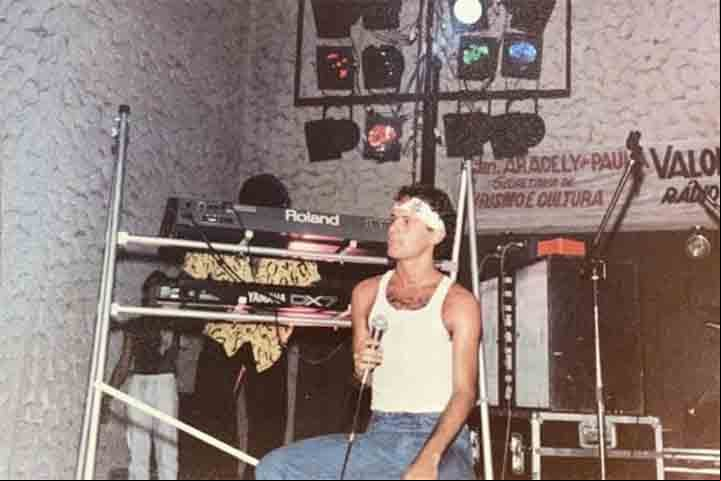 Em 1980, retornou ao Rio de Janeiro, onde ingressou no grupo teatral Asdrúbal Trouxe o Trombone, no Circo Voador. Em seguida, Cazuza ingressou em uma banda de rock de garagem carioca, onde nasceu o Barão Vermelho.