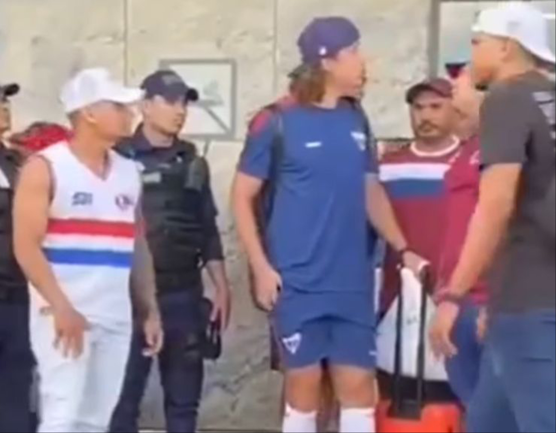 David Luiz foi cobrado por grupo de torcedores do Fortaleza após desembarque no Aeroporto Pinto Martins, na capital cearense