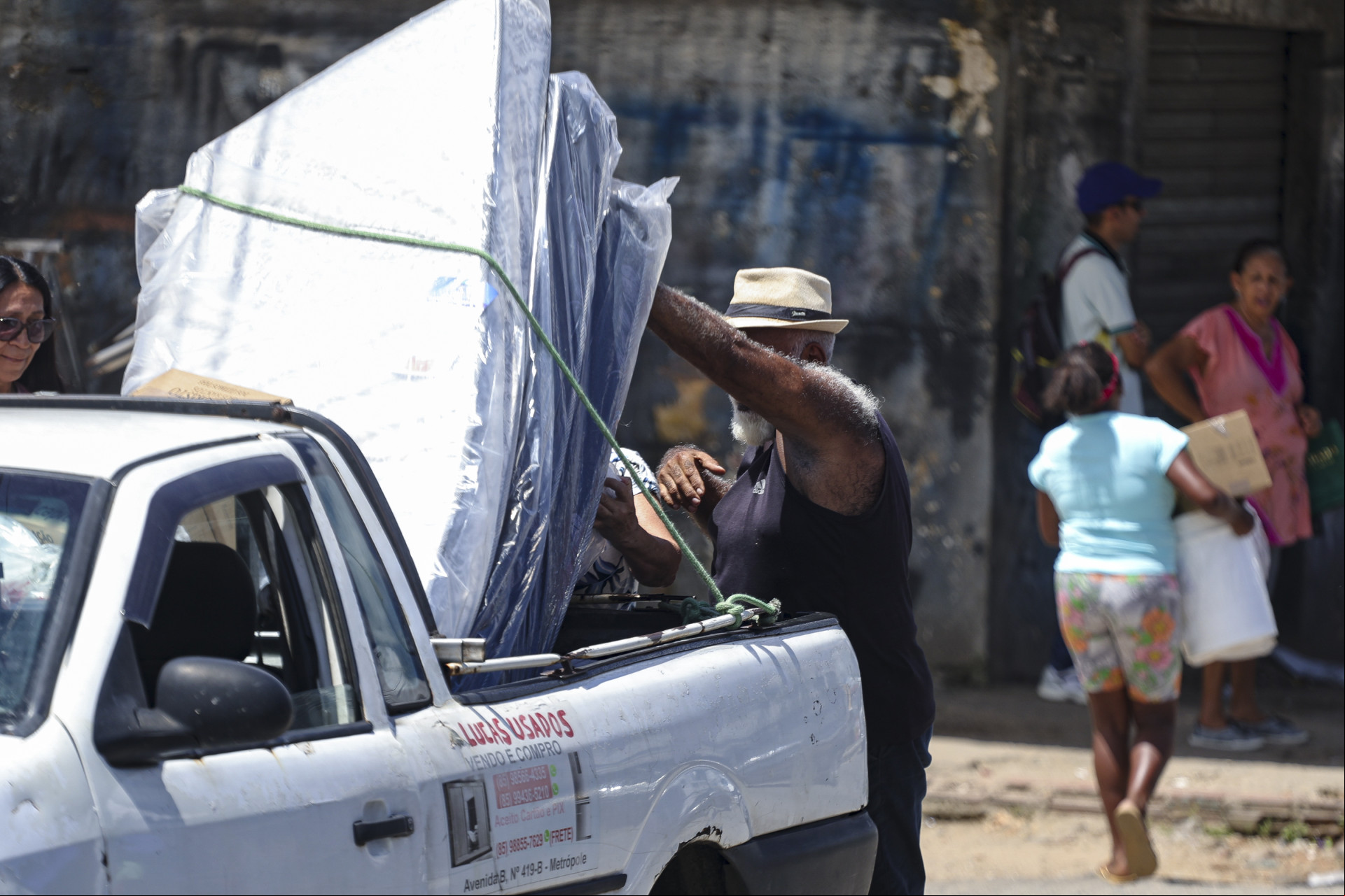 Projeto Mãos que Ajudam entregam donativos as vítimas de enchentes no Conjunto Metropolitano em Caucaia