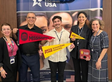 O jornalista Antônio Rogério Bié, ao cento da foto, estudará na Universidade do Estado do Arizona, nos Estados Unidos 