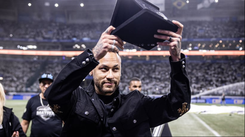 Atacante Neymar no intervalo do jogo Santos x Ceará, no Allianz Parque, pelo Campeonato Brasileiro Série A 2025 