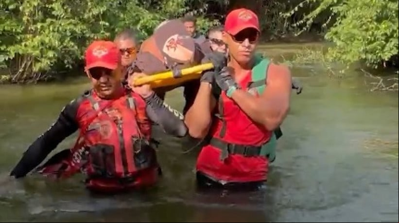 CBMCE realizou o transporte de um idoso que precisava ser levado ao hospital e que estava em uma área de difícil o em Caucaia, no Ceará