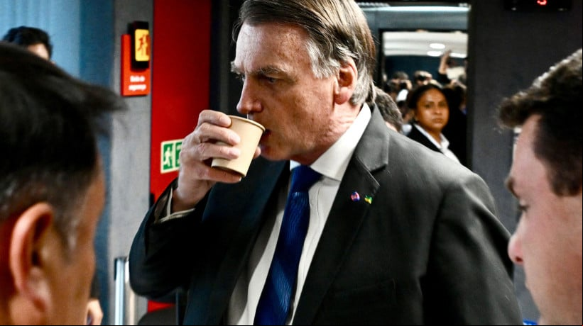 Bolsonaro bebe água durante sessão de interrogatórios no STF