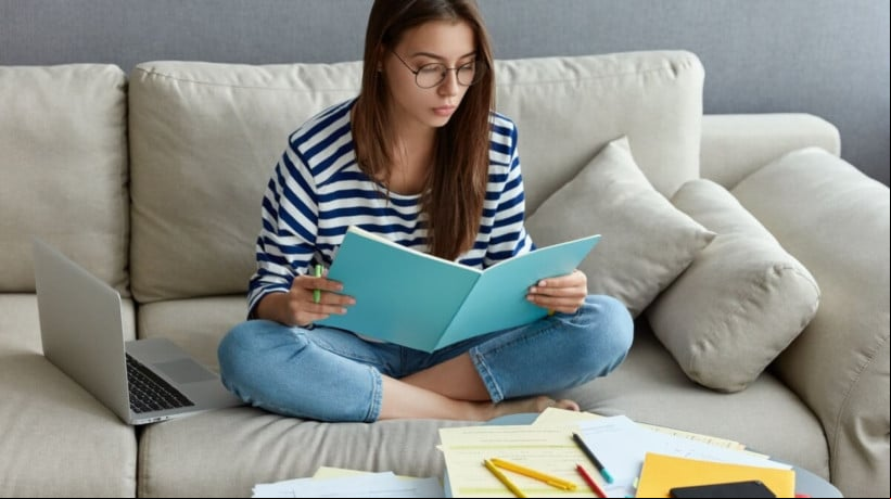 Os vÃ­cios de linguagem podem comprometer a clareza da mensagem (Imagem: Cast Of Thousand | Shutterstock) 