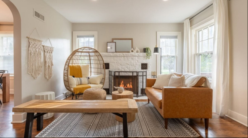 À medida que as temperaturas caem, é comum buscar soluções para deixar os ambientes mais confortáveis e quentes (Imagem: Joshua Applegate Creative | Shutterstock) 