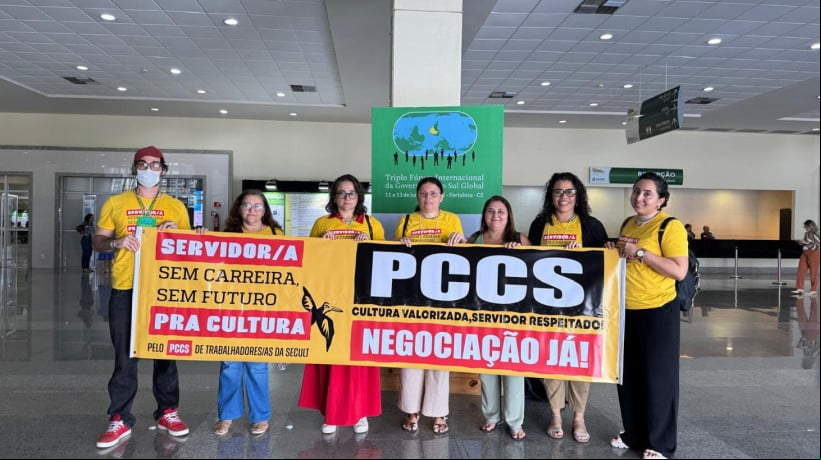 Servidores da Secretaria da Cultura do Ceará (Secult-CE) fizeram manifestação durante evento com presença de Elmano de Freitas; profissionais reivindicam Plano de Cargos, Carreiras e Salários (PCCS) na Cultura